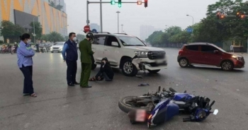 Tin TNGT ngày 17/11/2021: Người đi xe máy ngồi thất thần sau cú đâm vỡ đầu ô tô Land Cruise