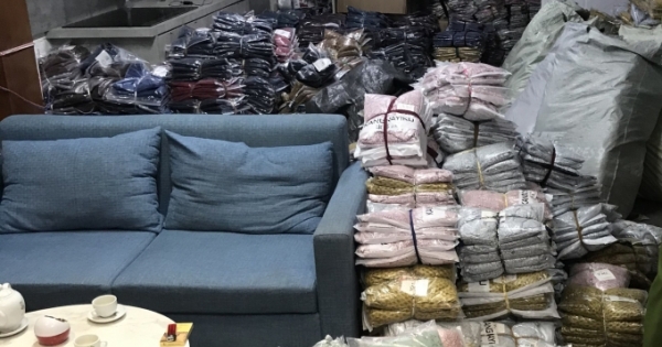 Đà Nẵng: Tạm giữ 1,5 tấn quần áo không nguồn gốc xuất xứ