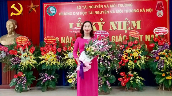 ThS. Nguyễn Thị Minh Sáng chụp ảnh trong một buổi lễ kỉ niệm ngày nhà giáo Việt Nam.