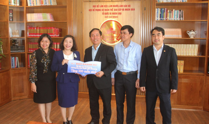 : Bà Đào Khánh Hà, Trưởng Ban Tuyên giáo Thành ủy ủng hộ phòng đọc 200 đầu sách.
