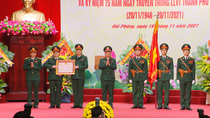Trung ướng Nguyễn Quang Ngọc, Ủy viên Trung ương Đảng, Ủy viên Quân ủy Trung ương, Tư lệnh Quân khu 3 trao tặng Huân chương Bảo vệ Tổ quốc hạng Ba cho lực lượng vũ trang TP Hải Phòng.