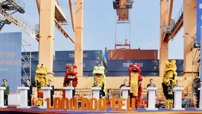 Các đại biểu nhấn nút phát lệnh vận chuyển đón TEU thứ 1 triệu thông qua Cảng Tân Vũ năm 2021.