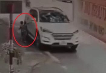 [Video]: Hoảng hồn cảnh người phụ nữ lái xế hộp tông con trai 4 tuổi tử vong