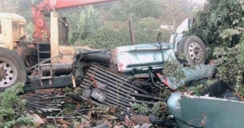 Tin tai nạn giao thông ngày 22/11: Xe tải mất lái lao vào nhà dân, 2 người tử vong