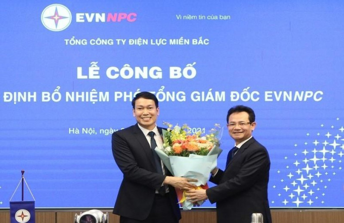 Tổng Giám đốc EVNNPC chúc mừng ông Phan Tử Lượng (trái).
