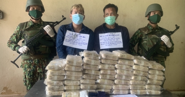 Quảng Bình: Bắt 2 đối tượng người Lào vận chuyển 304 nghìn viên ma túy tổng hợp