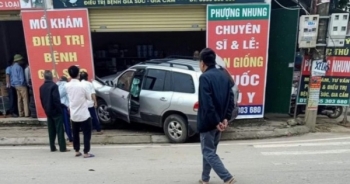 Clip: Xe ô tô lao vào cửa hàng, người phụ nữ thoát chết trong gang tấc