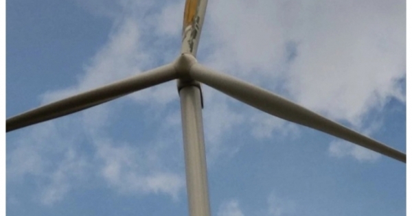 Nhà đầu tư nói gì về việc cánh quạt điện gió bị rơi?