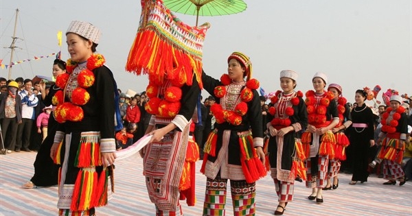 Bản sắc truyền thống “soi đường” thời trang Việt trên trường quốc tế