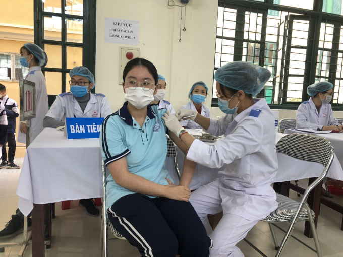 Học sinh Hải Phòng được tiêm phòng vaccine phòng chống COVID-19 .