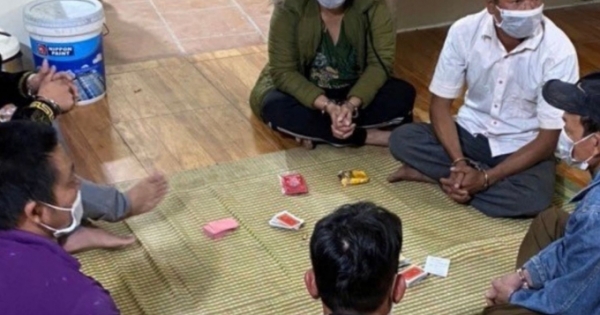 Bắc Giang: Khởi tố 6 "con bạc" sạt phạt nhau bằng hình thức đánh liêng