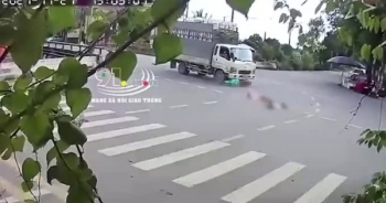 Clip: Xe ô tô tải tông xe máy ở ngã tư, khiến 2 người bất động trên đường