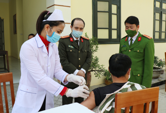 Tiêm vắc xin phòng Covid – 19 cho các can, phạm nhân tại nhà tạm giữ Công an huyện Hà Trung. (Ảnh: Công an Thanh Hóa)