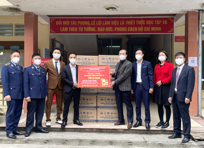 Đại diện Công ty cổ phần dược phẩm quốc tế Việt Nam Anh Quốc Trường Đại Hưng trao quà cho Ban chỉ đạo phòng chống Covid-19 tỉnh Hà Giang.
