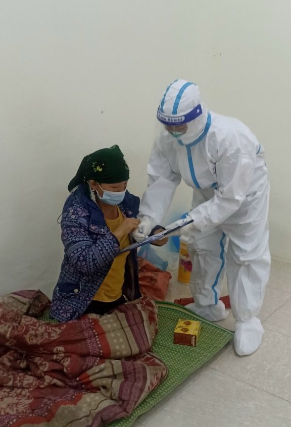 Nhân viên của Công ty CP dược phẩm quốc tế Việt Nam Anh Quốc Trường Đại Hưng vào tận điểm cách ly trực tiếp trao quà cho các bệnh nhân đang điều trị F0 và cách ly y tế.