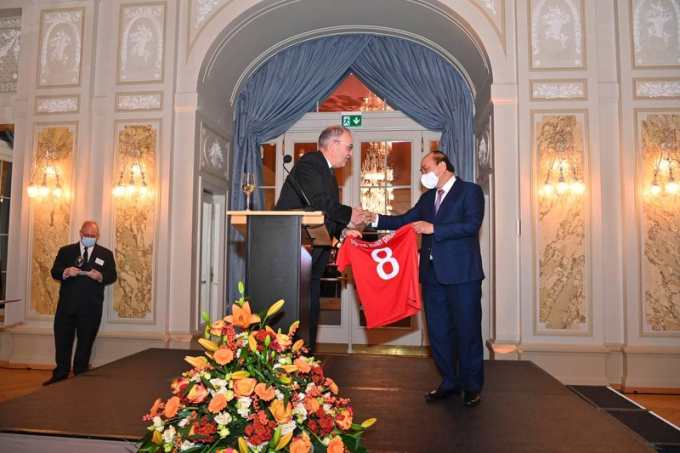 Tổng thống Thụy Sĩ Guy Parmelin tặng quà lưu niệm cho Chủ tịch nước Nguyễn Xuân Phúc.