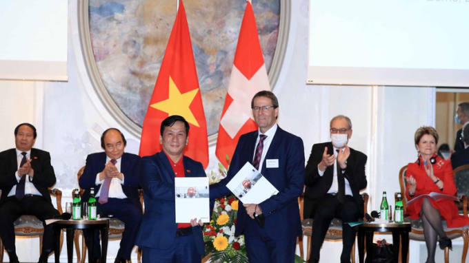 Đại diện Vietjet và Công ty SR Technics ký thỏa thuận hợp tác với sự chứng kiến của Chủ tịch nước Nguyễn Xuân Phúc và Tổng thống Thụy Sỹ Guy Parmelin.