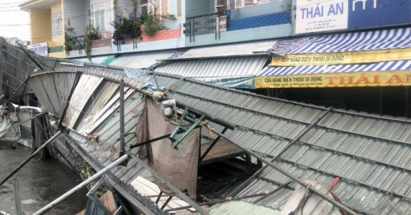 Mưa lớn, lốc xoáy làm thiệt hại hàng chục căn nhà của người dân ở Bạc Liêu