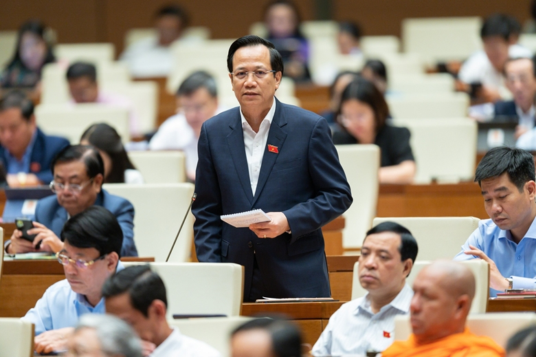 Bộ trưởng Đào Ngọc Dung phát biểu về các vấn đề thuộc trách nhiệm quản lý nhà nước của Bộ.