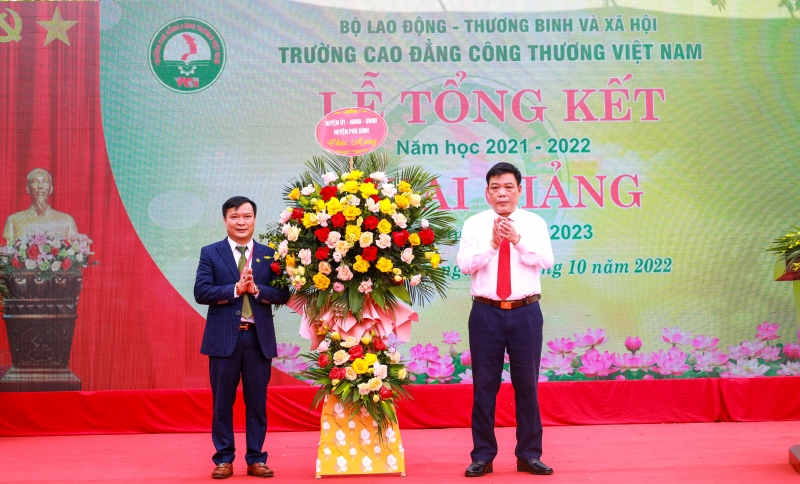 Ông Hoàng Thanh Giao, Phó bí thư thường trực huyện Ủy Phú Bình, Thái Nguyên tặng hoa chúc mừng nhà trường.