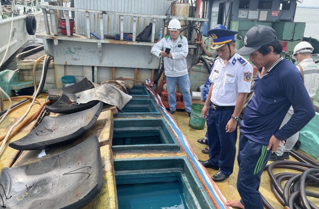 Cảnh sát biển liên tiếp phát hiện tàu chở dầu DO không rõ nguồn gốc