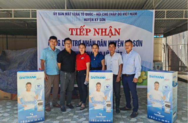 Tân Á Đại Thành tặng bồn nước, máy lọc nước hỗ trợ người dân vùng lũ Nghệ An