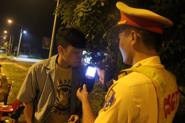 Tổ công tác của Đội CSGT – TT Công an huyện Quang Bình (Hà Giang) lập chốt kiểm tra nồng độ cồn tại tỉnh lộ 183 thị trấn Yên Bình (huyện Quang Bình, tỉnh Hà Giang).