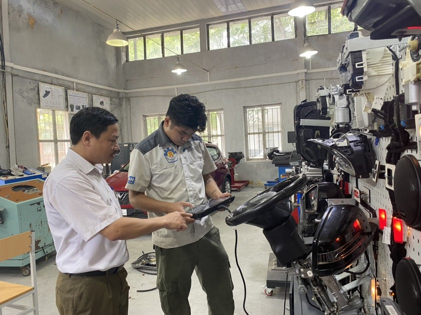 Ông Nguyễn Văn Huy, Phó hiệu trưởng trường Cao đẳng Nghề công nghiệp Hà Nội đang đang kiểm tra thiết bị lớp học thực hành.