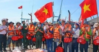 Hải quân Việt Nam đồng hành, hỗ trợ ngư dân vươn khơi bám biển