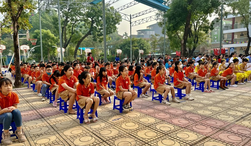 Hình ảnh các em học sinh trường Tiểu học Hoàng Hoa Thám trong buổi lễ hưởng ứng