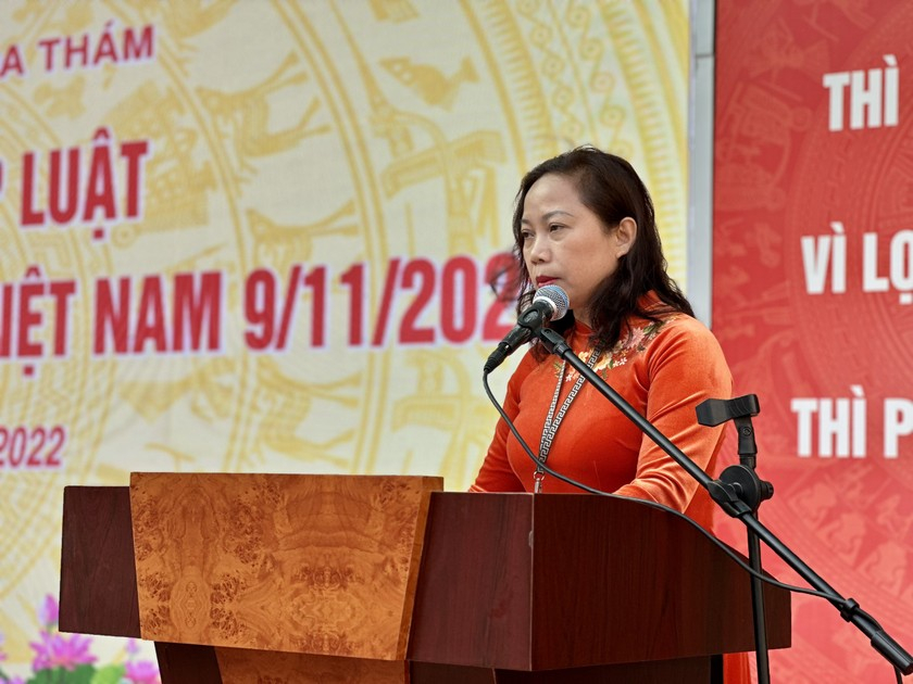 Bà Nguyễn Thị Thanh Vân – Hiệu trưởng trường Tiểu học Hoàng Hoa Thám phát biểu tại buổi lễ.