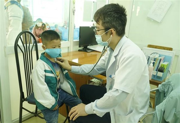 Bác sĩ thăm khám tim cho trẻ. (Ảnh: TTXVN)