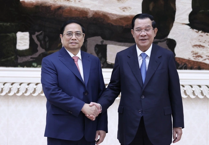 Thủ tướng Vương quốc Campuchia Samdech Techo Hun Sen và Thủ tướng Phạm Minh Chính tại lễ đón (Ảnh: Dương Giang/TTXVN).