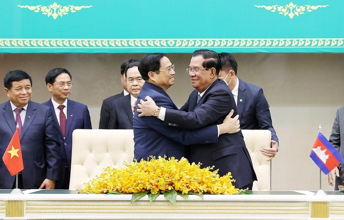 Thủ tướng Phạm Minh Chính và Thủ tướng Campuchia Samdech Techo Hun Sen tại lễ ký các văn kiện hợp tác giữa hai nước (Ảnh: Dương Giang/TTXVN).