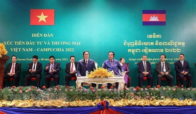 Thủ tướng Phạm Minh Chính và Thủ tướng Campuchia Samdech Techo Hun Sen tham dự Diễn đàn Xúc tiến Đầu tư và thương mại Việt Nam-Campuchia (Ảnh: Dương Giang/TTXVN).