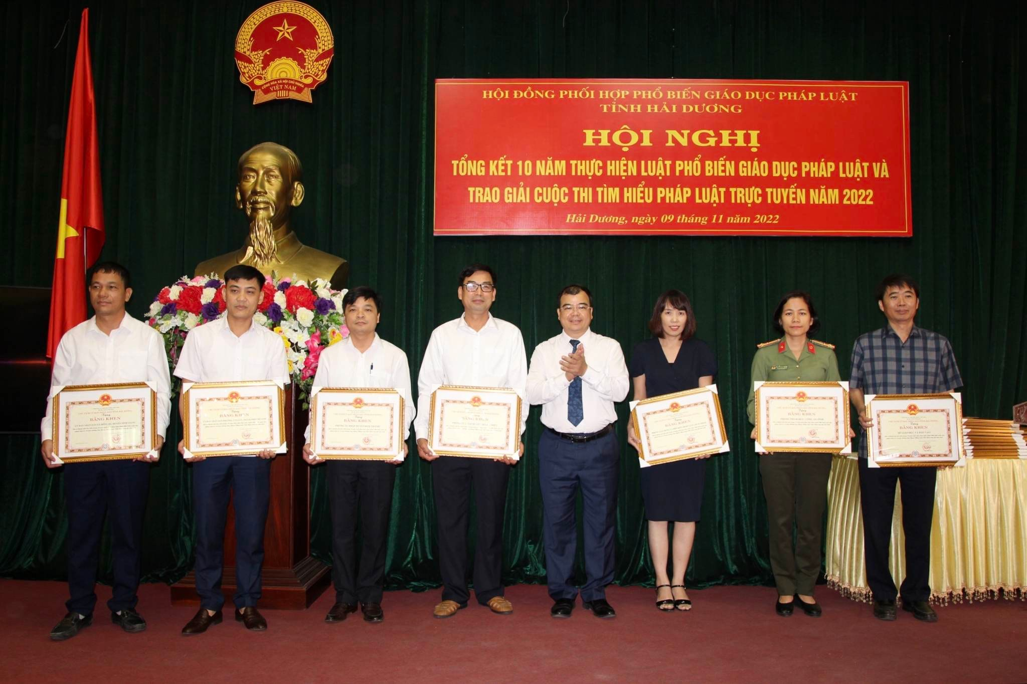 UBND tỉnh Hải Dương tặng bằng khen cho 8 tập thể, 12 cá nhân có thành tích tiêu biểu trong 10 năm triển khai thực hiện Luật PBGDPL và 10 năm hưởng ứng Ngày Pháp luật Việt Nam.