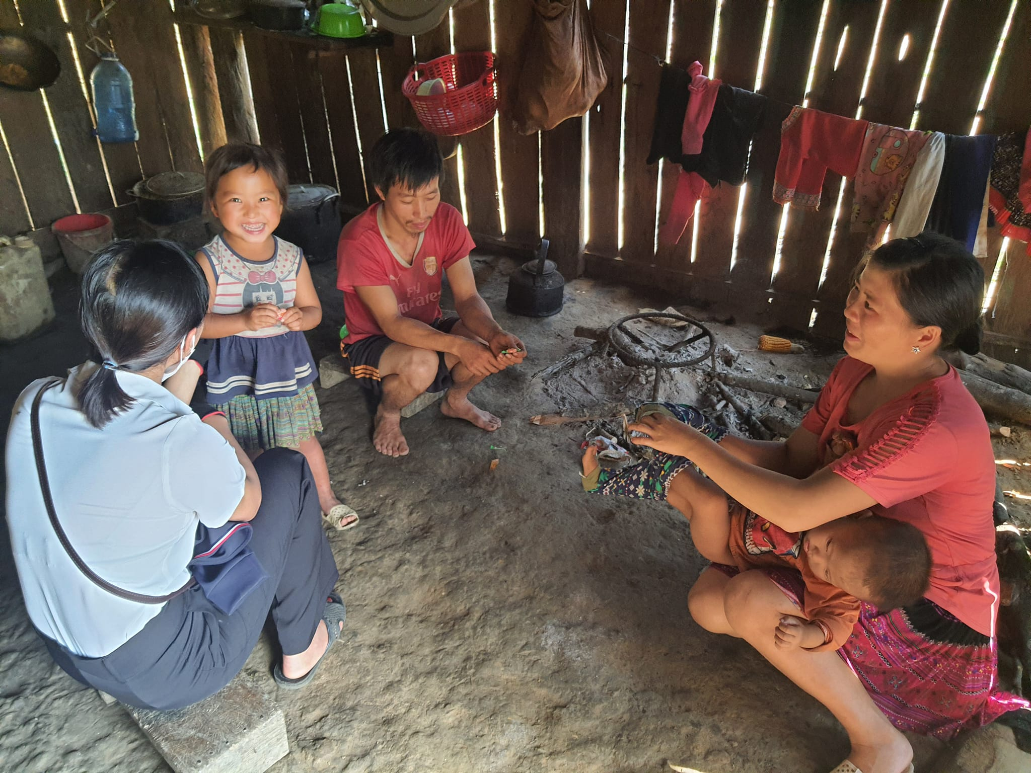GV trường MN Tú Lệ tới nhà vận động học sinh 5 tuổi người Mông tại bản Khau Thán (xã Tú Lệ - huyện Văn Chấn) ra lớp học. (Ảnh: Nhà trường cung cấp)