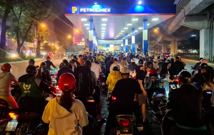 Người dân xếp hàng mua xăng tại Hà Nội. Ảnh: Hữu Hưng