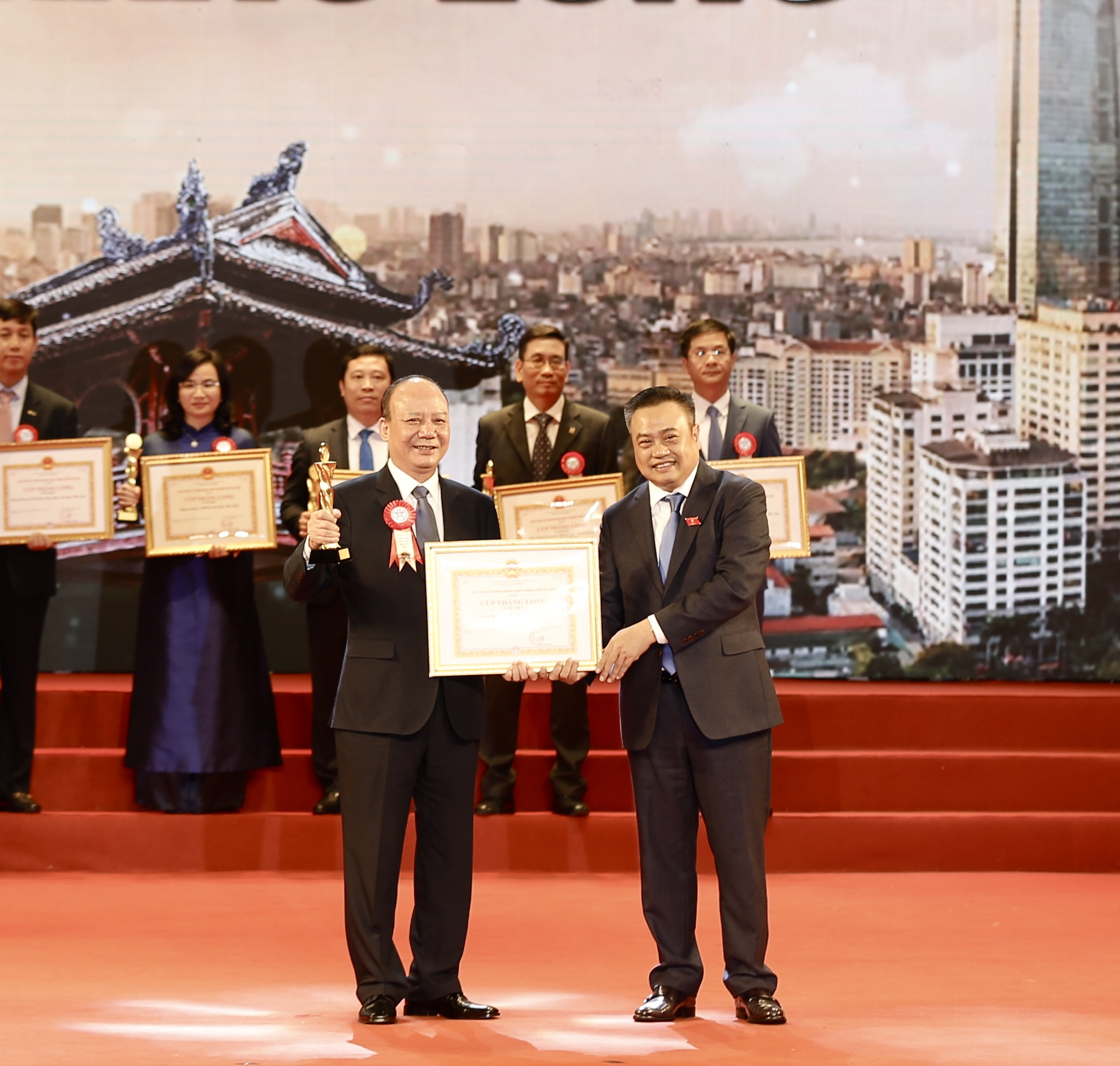 Ông Nguyễn Tất Thắng, Chủ tịch HĐQT Tập đoàn T&amp;amp;T Group đại diện doanh nghiệp lên nhận Cúp Thăng Long của lãnh đạo UBND thành phố Hà Nội trao tặng.