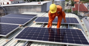 Nghiên cứu thông tin báo nêu về khó khăn của doanh nghiệp điện mặt trời mái nhà