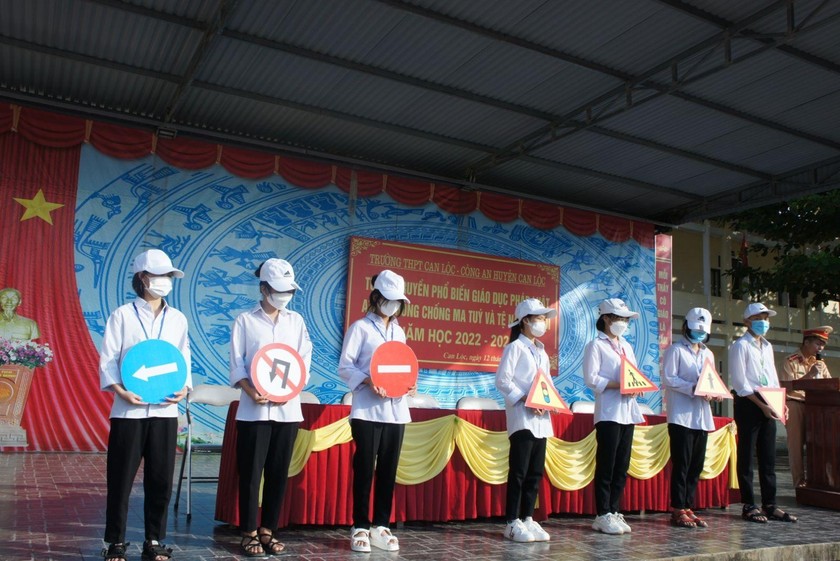 Trường THPT Can Lộc phối hợp Cảnh sát giao thông tuyên truyền giáo dục luật giao thông cho học sinh.