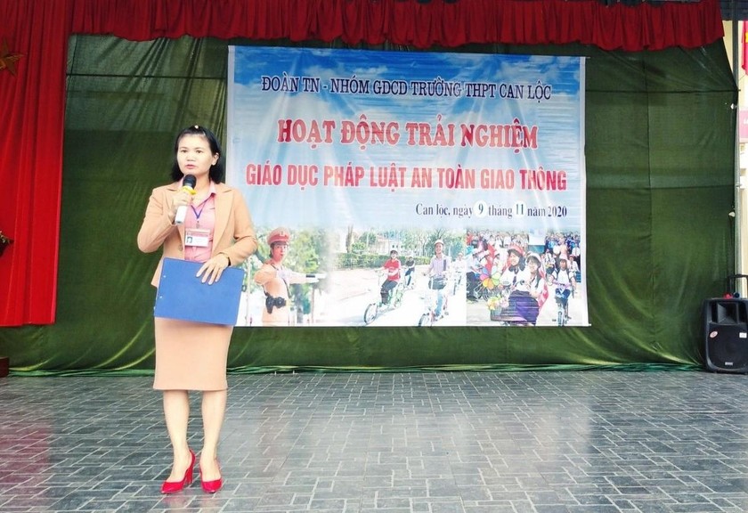 Cô Hương hướng dẫn học sinh hoạt động trải nghiệm giáo dục pháp luật về an toàn giao thông.