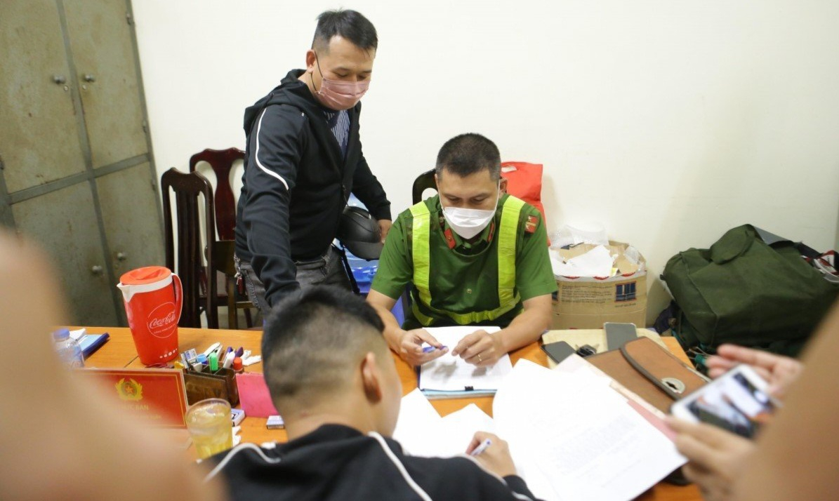 Tổ công tác Y13/141 bàn giao người và phương tiện vi phạm cho Công an phường Tràng Tiền.