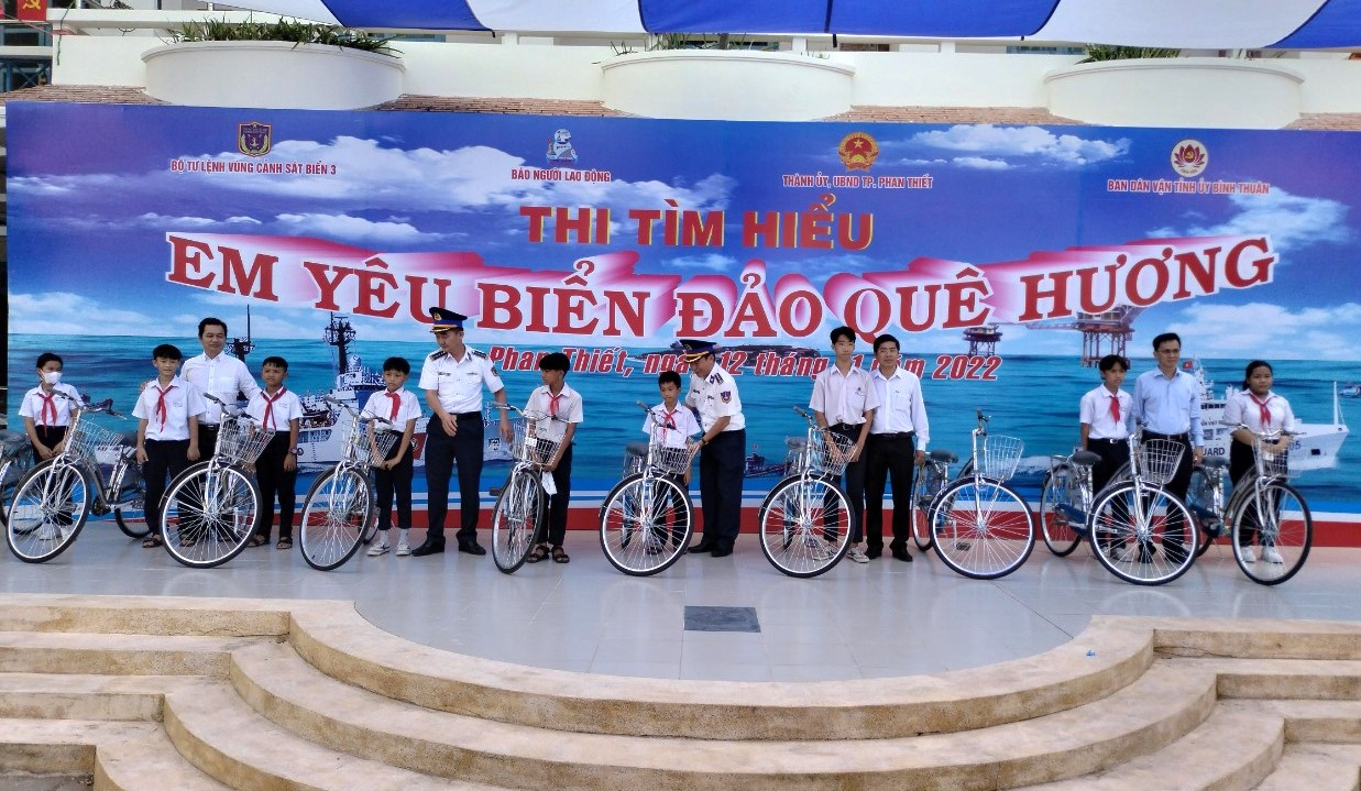 hàng chục học bổng và xe đạp được trao cho các cháu học sinh.