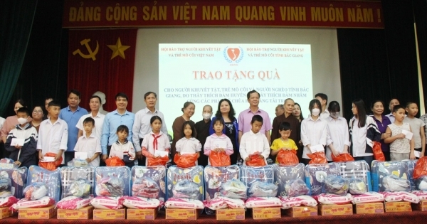 Bắc Giang: Trao 100 suất quà cho người khuyết tật, trẻ mồ côi