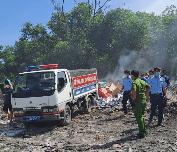 Hình ảnh tiêu hủy thuốc lá tại Công ty cổ phần Công nghệ môi trường Tây Ninh, ấp Tân Lợi, xã Tân Hưng, huyện Tân Châu, tỉnh Tây Ninh. (Ảnh: Tổng cục QLTT)
