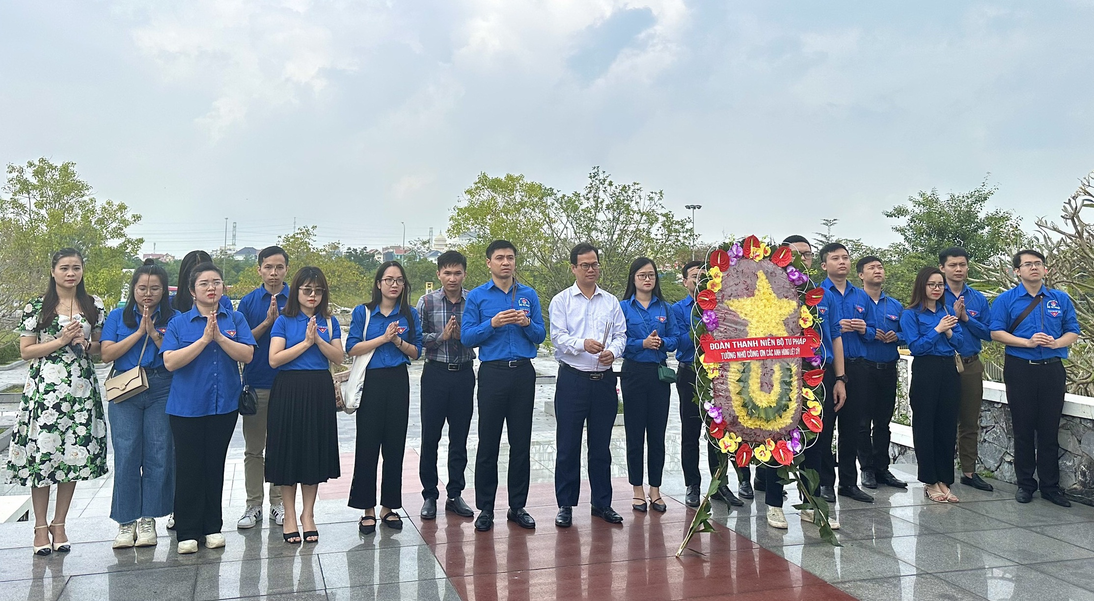 Đoàn Thanh niên Bộ Tư pháp đã tổ chức lễ dâng hương, đặt vòng hoa tưởng nhớ công lao các Anh hùng liệt sỹ trên địa bàn TP Ninh Bình.