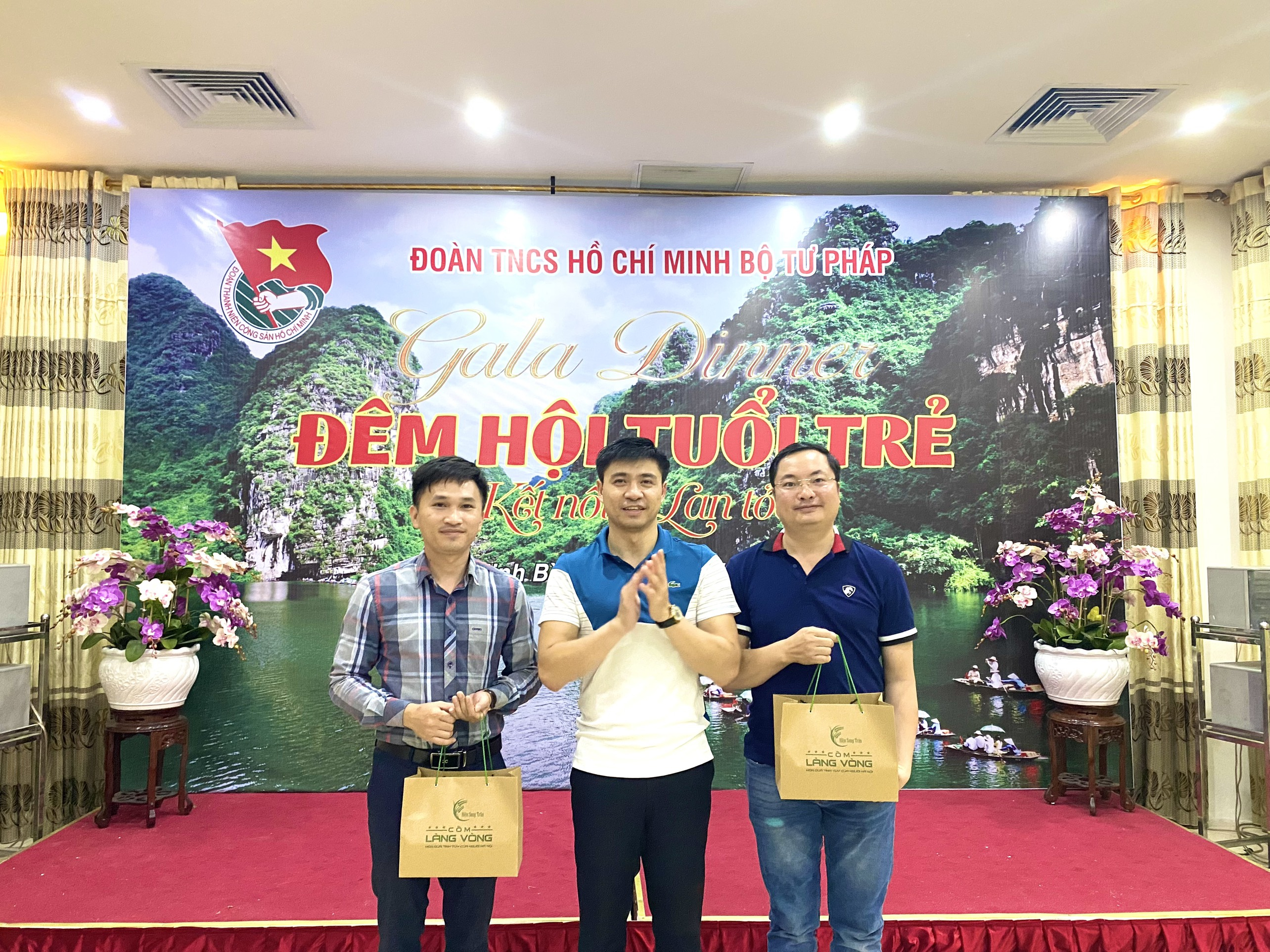 Đoàn Thanh niên Bộ Tư pháp trao tặng quà đối với Tỉnh đoàn Ninh Bình nhằm bày tỏ sự quan tâm của Đoàn Bộ đối với các hoạt động đoàn tại địa phương.
