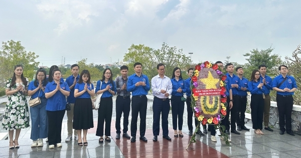 Đoàn thanh niên Bộ Tư pháp dâng hương tại nghĩa trang liệt sĩ Ninh Bình
