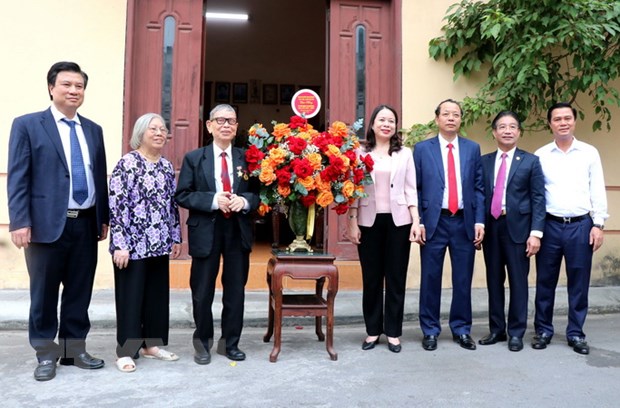 Phó Chủ tịch nước Võ Thị Ánh Xuân tặng hoa Nhà giáo Nguyễn Đức Thìn. (Ảnh: Đinh Văn Nhiều/TTXVN)